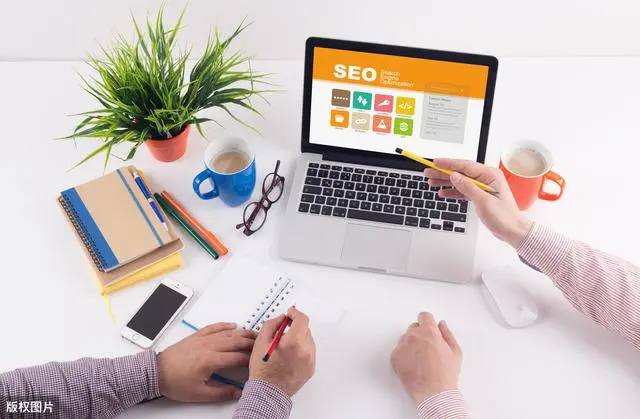 奚梦瑶何猷君挽手逛商场